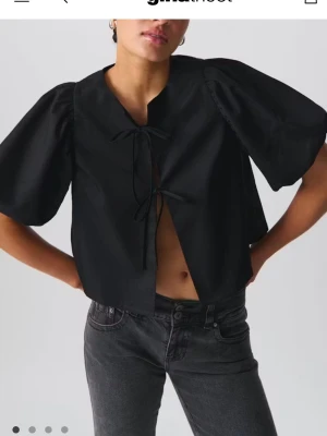 Svart blus med  - jätte söt svart topp från gina med puffärmar💓