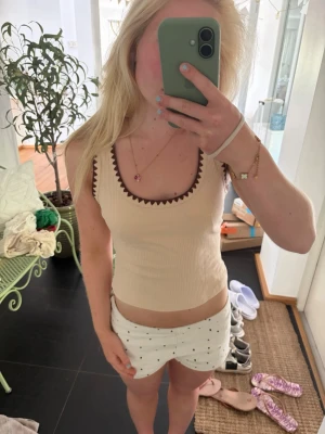 Ljus beige linne med brun broderad ram - Det här linnet är perfekt till sommaren, jätte bra skick. Vet inte vart den kommer ifrån.