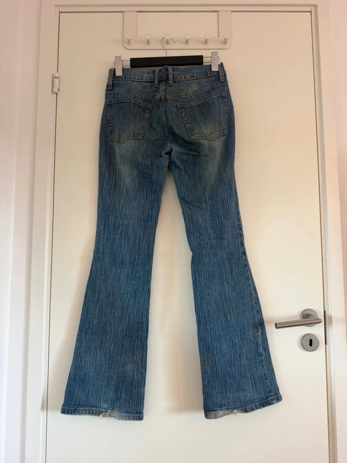 Blå bootcut jeans med utsvängda ben - 2