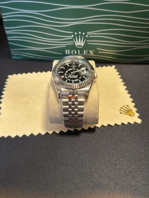 Rolx Role Sky-Dweller Automatisk Topp. - Rolx Sky-Dweller Topp i Automatisk urverk, inplastad