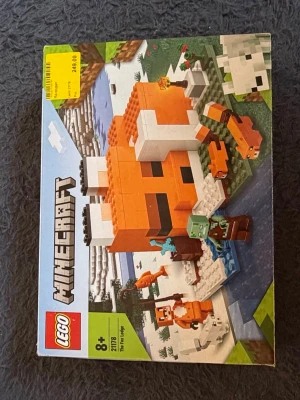 LEGO Minecraft Rävrädet 21178 - Säljer ett LEGO Minecraft-set, Rävrädet 21178. Byggsats med orange, vita och svarta klossar som formar ett rävhus, figurer som räv, zombie och djur. Passar för dig som gillar Minecraft och LEGO. Rekommenderas från 8 år.