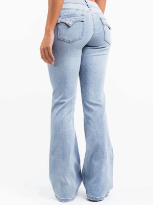 Ljusblå bootcut jeans med fickor - Snygga ljusblå bootcut jeans med snygga framfickor och bakfickor som skapar en stilig look. Tillverkade i denim med lätt stretch för skön passform. Perfekta för en trendig och avslappnad stil. Jag säljer dessa då jag knappt använt de och de inte kommer till användning. Köpte de för 699 och då jag inte använt de så mycket o de är i mycket fint skick säljer jag de för 499
