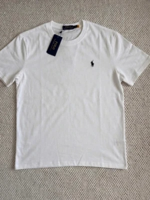 Vit t-shirt från Polo Ralph Lauren - Klassisk vit t-shirt från Polo Ralph Lauren. Storlek M 160-170 cm