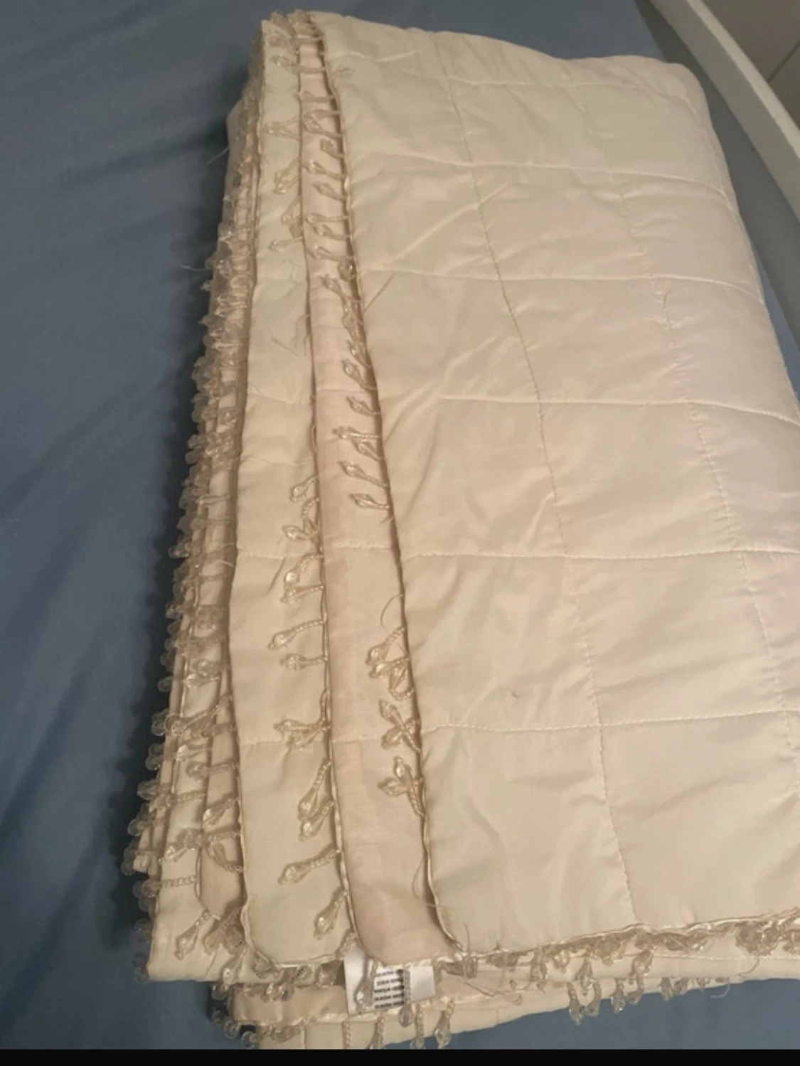 Beige överkast med fransar