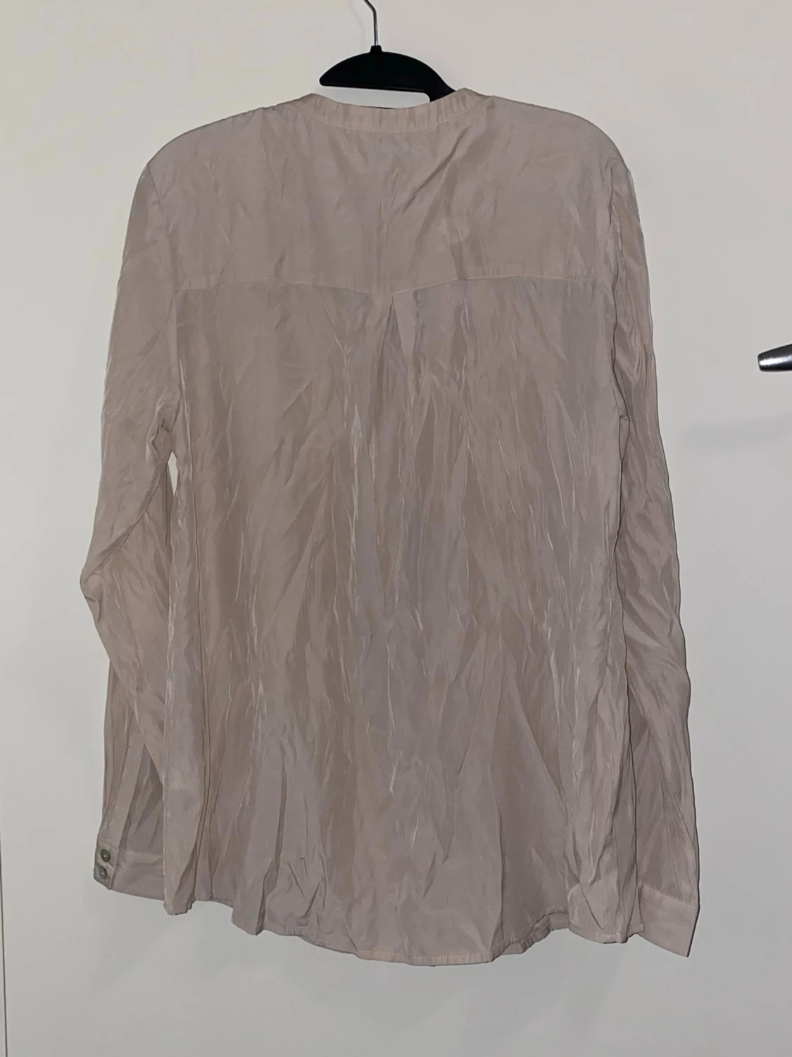 Beige blus med volang  - 1