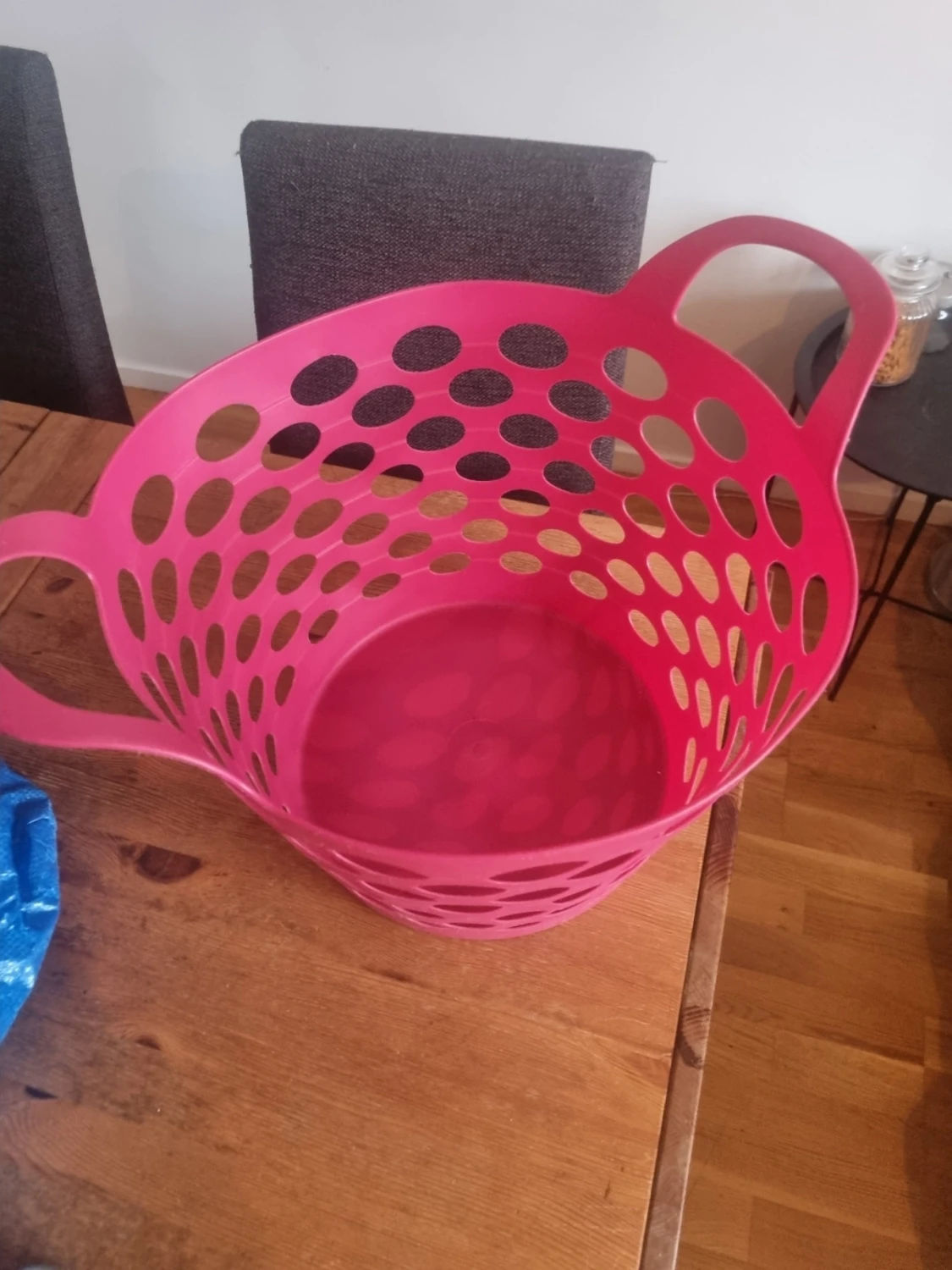 Rosa tvättkorg i plast med hål - 1