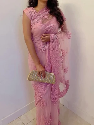 Rosa indisk klänning/saree - Använd endast vid två tillfällen och är välbevarad. Nypris: 6000kr