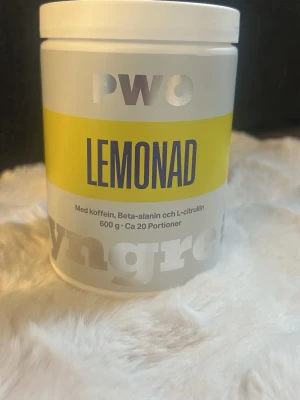 PWO Lemonad 600g - Säljer en burk PWO Lemonad från Tyngre, 600g. Innehåller koffein, beta-alanin och L-citrullin. Smaken är lemonad och burken räcker till cirka 20 portioner. Perfekt för dig som vill ha extra energi till träningen. Endast tagit en skopa, skopa medföljes