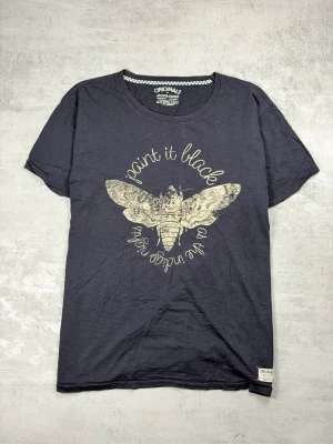 Svart t-shirt med tryck från Original - Cool svart t-shirt från Original med ett stort beige tryck av en nattfjäril och texten 'paint it black as the wings of the nights' på bröstet. Klassisk rund halsringning och korta ärmar. Perfekt för dig som gillar unika prints och streetstyle.