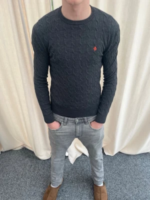 Kabelstickad tröja från Morris - Riktigt snygg kabelstickad tröja från Morris. Mycket bra skick. Strl S, personen på bilden är 183 cm lång. Skicka gärna prisförslag. Kika in min profil för mer schyssta plagg
