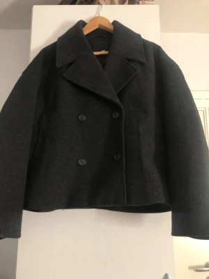 Svart kappa ifrån Lager157 i storlek L - Svart kappa ifrån Lager157 i storlek L/40. Jättevacker och passar perfekt inför våren och hösten.