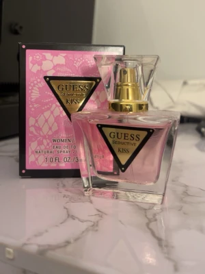 Guess Seductive Kiss parfym 30ml - Helt oanvänd fick 2 av dom när ja fyllde och använder den inte , fraktas inom kort , pris kan diskuteras 