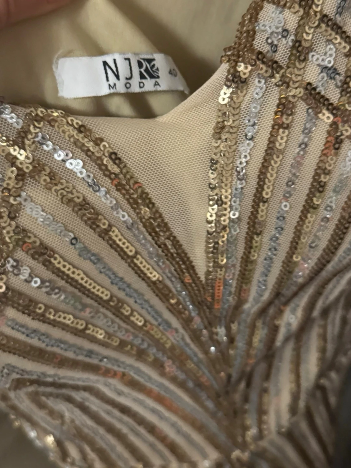 Glittrig långklänning i guld - 3