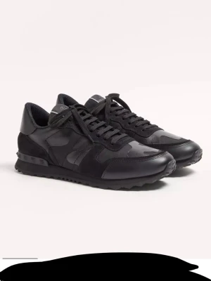 Svarta sneakers från Valentino - Söker blåa eller svarta rockrunners inte över 2000kr skriv till mig om ni har dom i storlek 39-40
