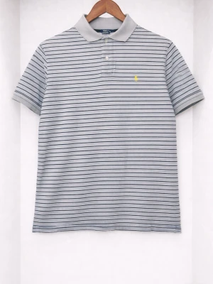 Randig pikétröja från Polo Ralph Lauren - Snygg randig piketröja från Ralph Lauren! Använd ett fåtal gånger och är i mycket bra skick!