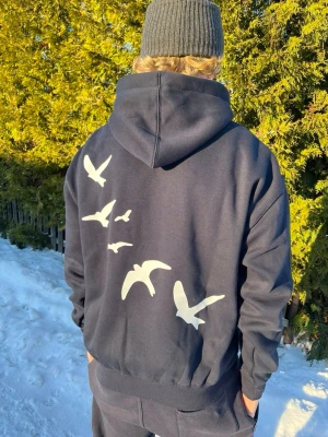 Hoodie fåglarna  - Säljer våran egen hoodie i motivet fåglarna som är en av de tre kollektioner som finns! Hoodien är i relativt tjock material och är högkvalitativ. Innehåller 65% bomull och 35% polyester. Kika gärna in våran Instagram också för att hitta resterande modeller! 