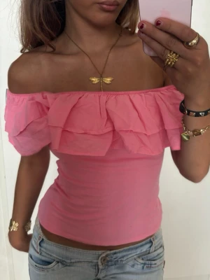 Offshoulder volangtopp rosa - Såå snygg rosa Offshoulder topp. Jag är 168 och det är mina bilder, köp via köp nu direkt eller Swish, kvar tills markerad som såld 💖 