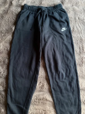 Svarta mjukisbyxor från Nike - Säljer ett par svarta mjukisbyxor från Nike. Storlek S