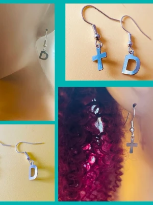By prisförslag- 1 par Silvriga örhängen med kors och valfri bokstav  - Unika silvriga örhängen med hängande kors och valfri bokstav. Snygg och enkel design i metall som passar perfekt för dig som vill ha något personligt och stilrent. Krokarna gör dem lätta att bära och ta av.