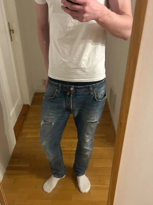 Jacob Cohën  - Tjysta Jacob cohën jeans med slitningar                          Storlek 32,      midjan 41cm,    Längd 97 cm                  Det är bara höra av dig vid funderingar 💛💌