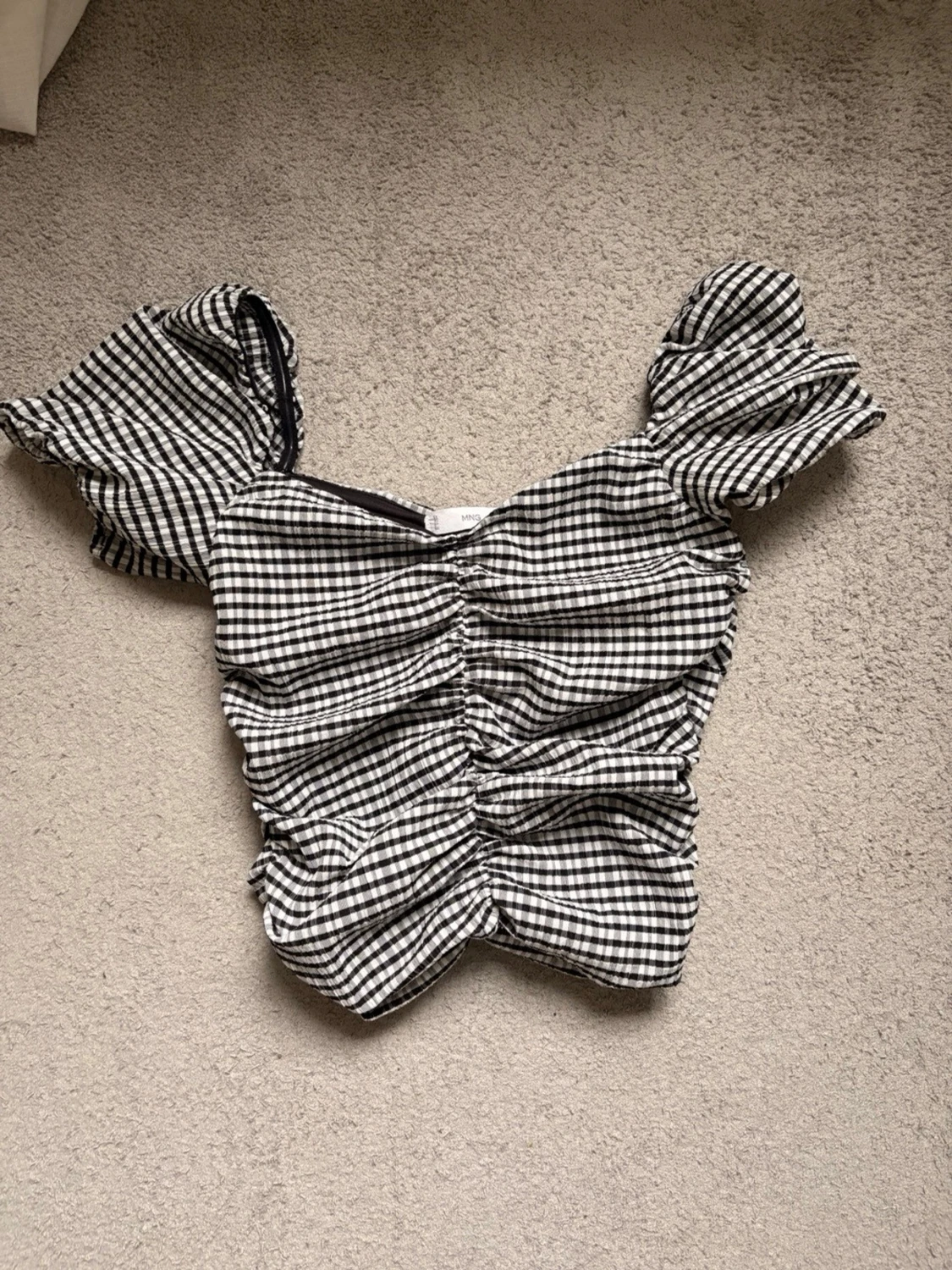 Rutig puffärmad topp i svartvitt