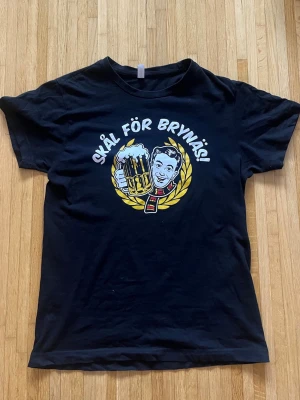 Skål för Brynäs T-shirt - Säljer en Skål för Brynäs T-shirt i storlek S. Det förekommer ett litet hål vid magen (se bild). Hålet är knappt märkbart och det går enkelt att återgärda. Vid frågor, tveka inte på att höra av dig! 