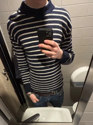 Randig stickad tröja  - Simpel och väldigt trendig! Mått: A:48 B:45 C:44 D:63 (cm) Skriv vid funderingar!