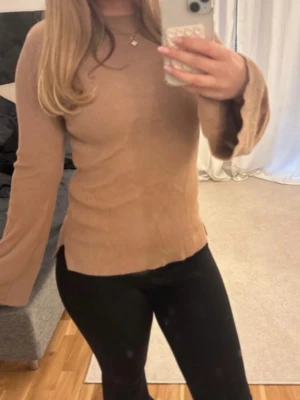 Beige ribbad tröja  - Säljer en stilren beige ribbad tröja från atmosphere. Tröjan har en klassisk design med långa ärmar och en rund halsringning. Perfekt för lager-på-lager under kyligare dagar eller om du ska på en fancy middag.