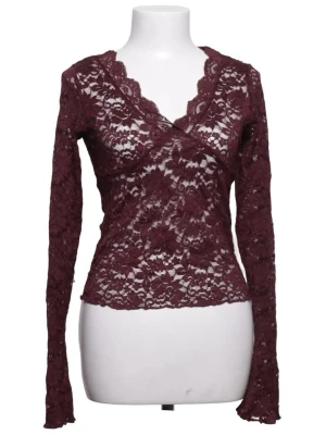 Vinröd spetsblus med v-ringning - Säljer en vinröd, långärmad spetsblus med v-ringad hals och blommigt spetsmönster. Blusen är genomskinlig och har en figurnära passform som ger en snygg siluett. Perfekt för dig som vill ha en trendig och elegant topp med det lilla extra.