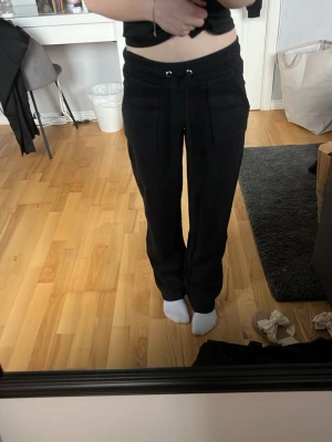 Svarta mjukisbyxor med raka ben - Säljer ett par svarta mjukisbyxor från lager 157 med raka ben och resår i midjan. Byxorna har två fickor bak och två fram. Materialet känns mjukt och stretchigt, vilket gör dem riktigt bekväma.