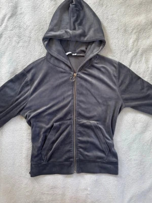 Velour kofta  - Mörkgrå velour kofta från Lager 157 i storlek S. 