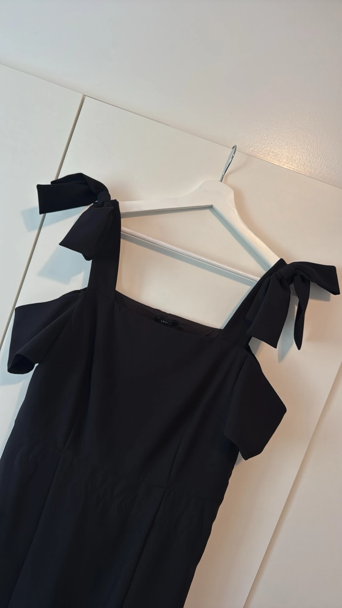 Svart klänning med rosettband - 1