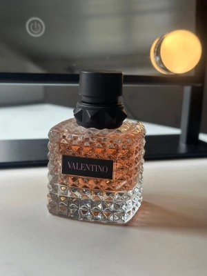Valentino Donna born in Roma  - Säljer min Donna born in Roma från valentino då den inte används. Flaskan är 50ml och det syns på bilden hur mycket som är kvar, cirka 90% full. ✨