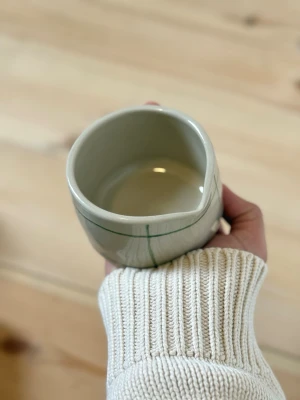 Handgjord keramikmugg med pip - Matchaskål i keramik – handgjord  Handgjord matchaskål i keramik. Perfekt för att vispa matcha eller som en vacker detalj i köket.  Varje skål är tillverkad för hand, vilket innebär att små variationer och naturliga ojämnheter kan förekomma – det är en del av hantverket och gör varje exemplar helt unikt.  Rekommenderas att handdiskas. Men tål diskmaskin och micro.  Handmade – fruitnclay 