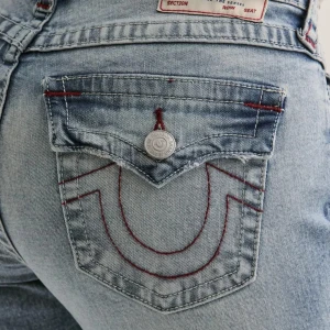 Ljusblå bootcut jeans med slitningar - Snygga ljusblå jeans från True Religion med bootcut passform och slitna detaljer på benen. Helt nya original pris 1299kr men säljer för 600. Jeansen är strl 23 men passar ngn med 24. Säljer då de är för små, helt o använda. Skriv samt om ni vill ha fler bilder.