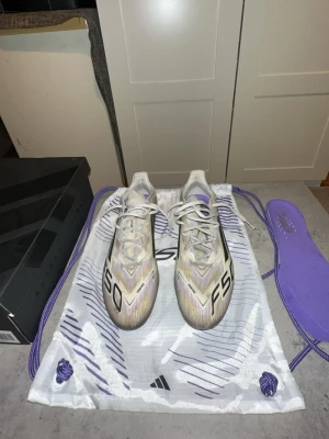 Adidas F50 Elite Ag 42 2/3 - Tillkommer skopåse, extra sulor samt originell box. Skorna är använda fåtal gånger så de är i utmärkt skick perfekta skor för konstgräs, köpt för 2849kr