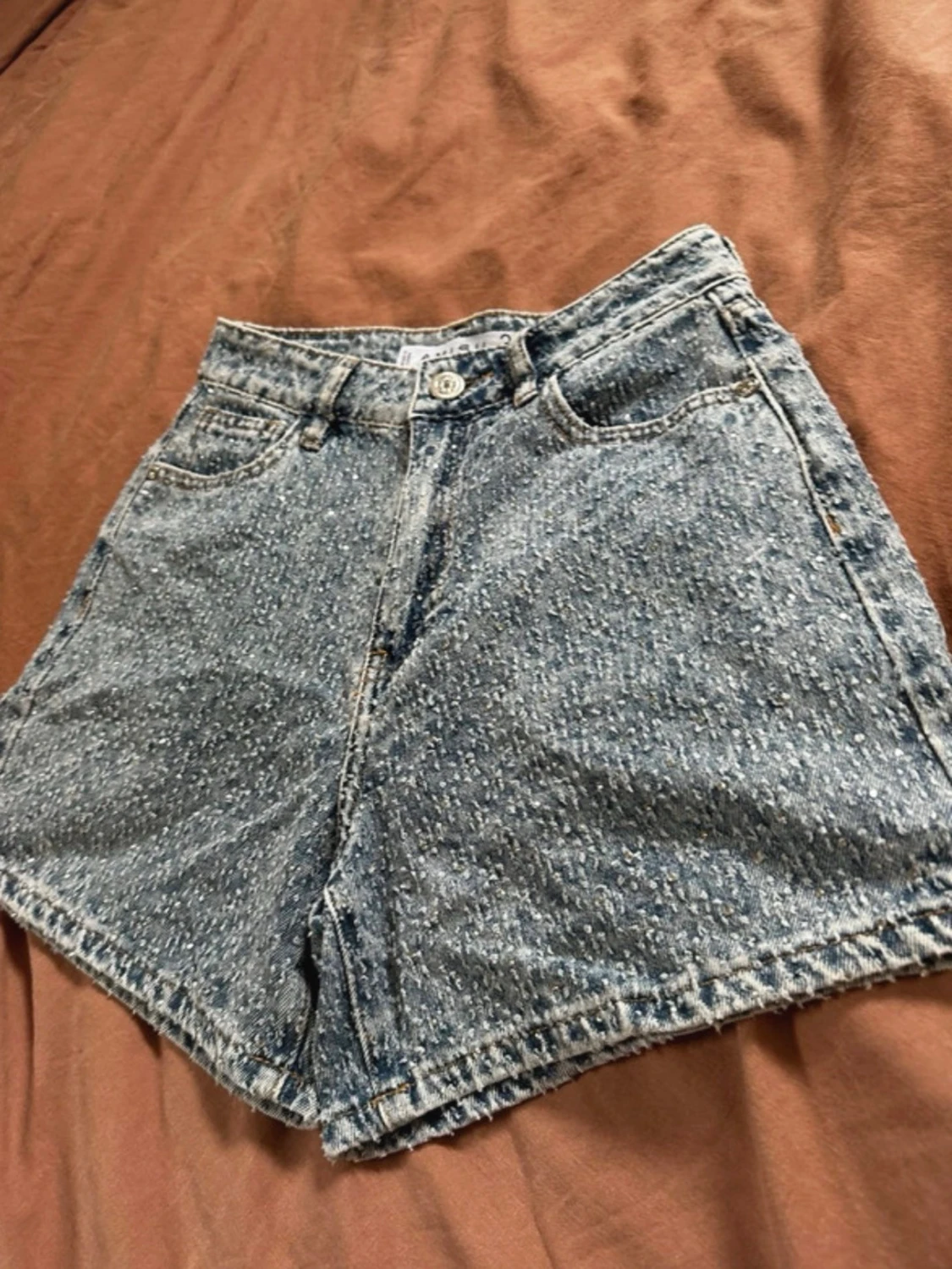 Högmidjade blå jeansshorts - 1
