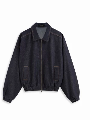 Mörkblå oversized jeansjacka - Snygg mörkblå jeansjacka från CIDER med oversized passform, dragkedja framtill och två raka fickor. Jackan har bred krage, elastisk midja och kontrastsömmar som ger en cool look. Perfekt för dig som gillar streetstyle och vill ha en avslappnad vibe.