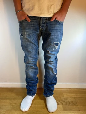 Dondup jeans  - Dondup jeans! Trendigaste jeansen på marknaden! Storlek 32, osäker på passform fråga om mått☺️ Ny pris=4000kr Säljs för 999kr. (Modellen har original slitningar från fabrik vilket är väldigt eftertraktat och populärt)