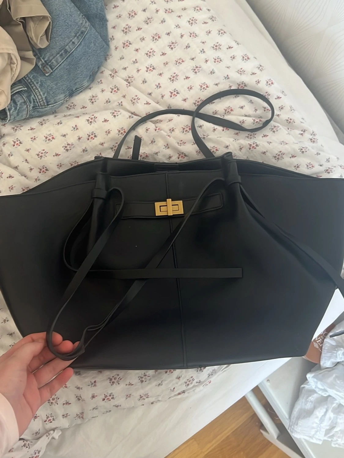 Svart shoppingväska med gulddetalj