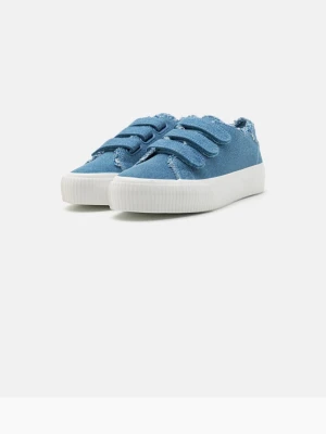 Blå denim sneakers med kardborre - Snygga oanvända sneakers i blå denim med tre kardborreband och vit sula. Skorna har en låg modell och fransiga kanter. 