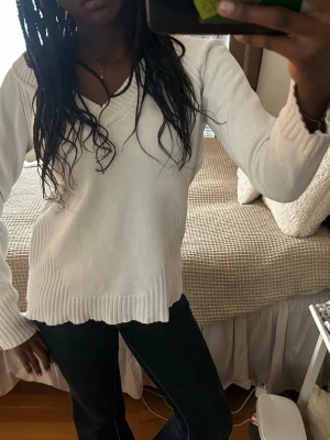 Vit stickad tröja från H&M - vit  tröja från H&M med v-ringning 