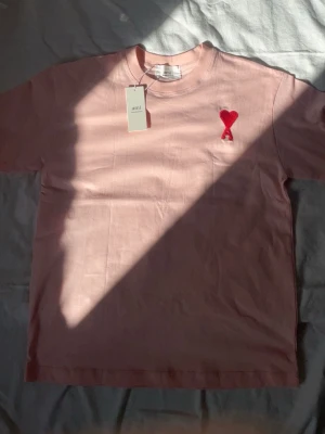 Ami paris t shirt - Perfek för sommaren helt stilren bra passform hör av er vid frågor pris kan diskuteras vid snabb affär. Fraktar inom 24h🙌