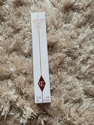 Glowgasm Beauty Light Wand highlighter - Glowgasm Beauty Light Wand från Charlotte Tilbury är en flytande highlighter i tub med kuddapplikator. 