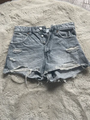 Zara jeans shorts  - Säljer ett par fina midrise jeansshorts från Zara då dom är för små för mig. Dom är i fint skick då dom knappt kommit till användning. Det är storlek 34 på dem