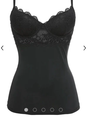 Svart spetstopp  - Svart topp med spets detaljer, toppen är i väldigt bra skick och passar många tillfällen. Skriv för frågor.