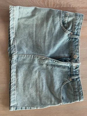 Jeanskjol  - Säljer jeanskjol från Bershka som aldrig använts. 