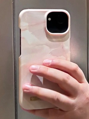 Ideal of Sweden  mobilskal i rosa funkar för 16E - Snyggt mobilskal från iDeal of Sweden med marmor-inspirerat mönster i ljusrosa och vita toner. Skalet har en slät yta och guldfärgad logga längst ner. Passar perfekt för dig som vill ha en stilren och trendig look på mobilen. Funkar för 16e köpt för 369kr