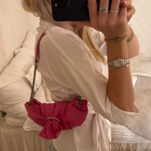 Liten rosa väska - Så himla söt, perfekt till middagar/fest då man bara behöver mobil och läppglans🩷🩷