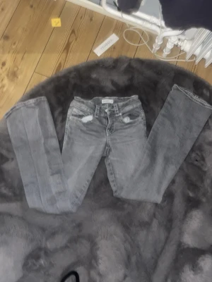 Gråa jeans - Säljer dessa då dom är för små💕